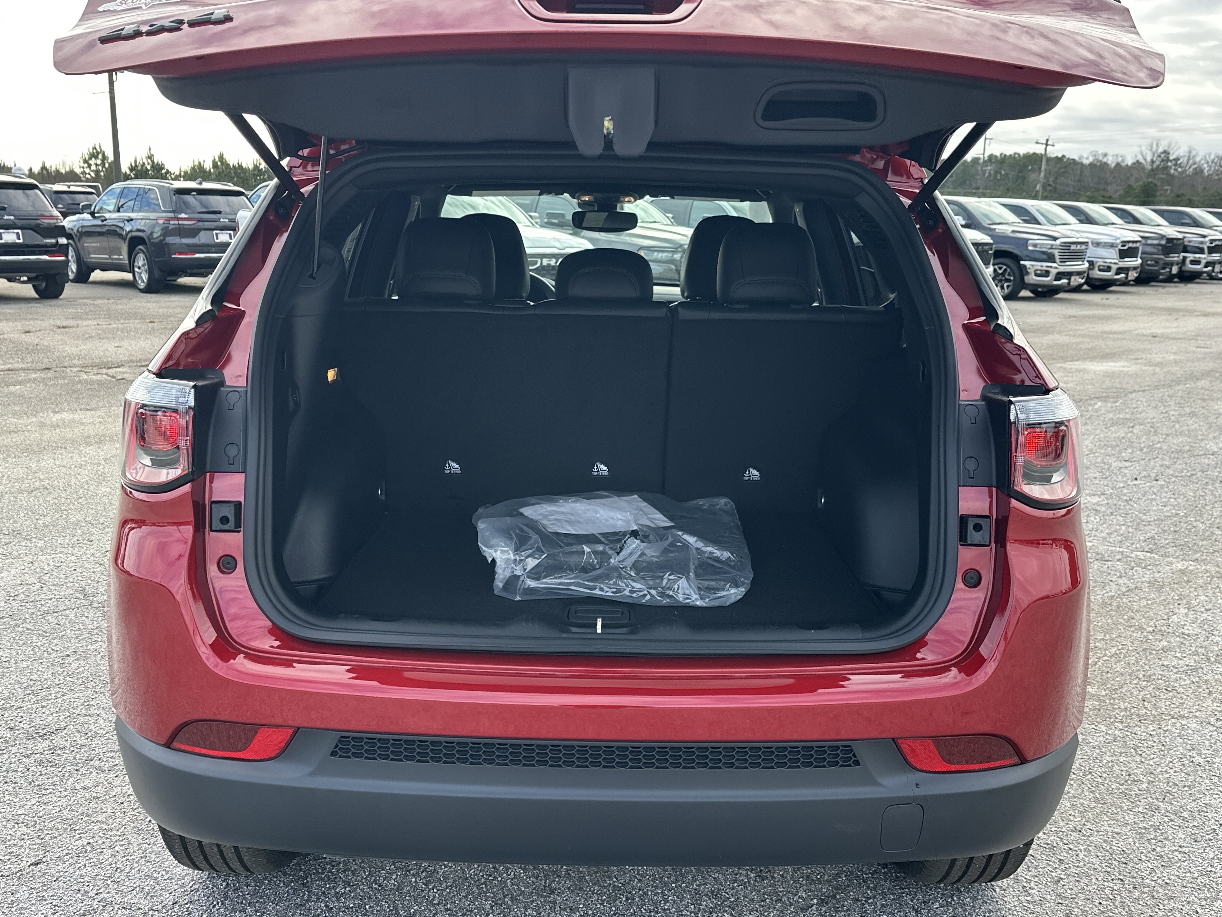 New 2026 Red Hot Pearl-Coat Exterior Paint Jeep Latitude Altitude image 19