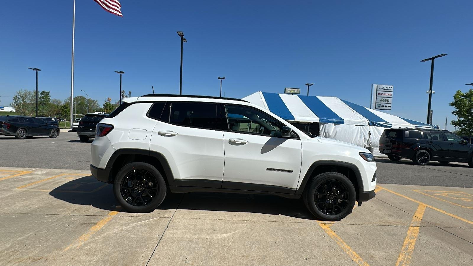New 2026 Bright White Clear-Coat Exterior Paint Jeep Latitude Altitude image 4