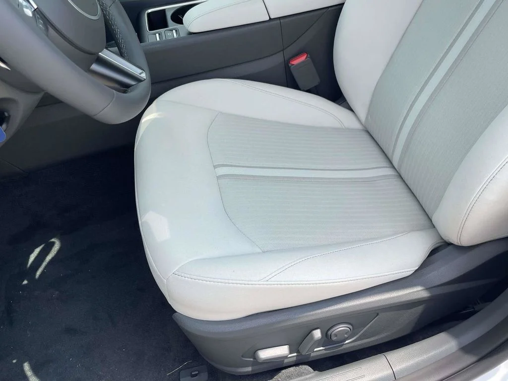 New 2026 White Hyundai SE image 12