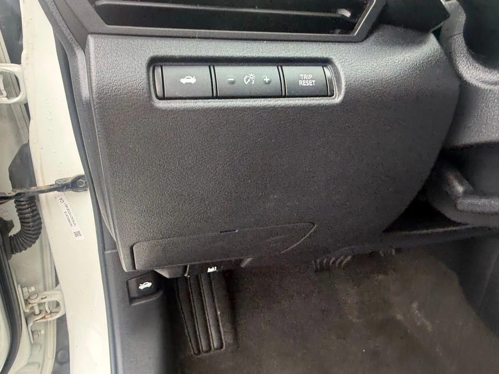 Used 2022 White Nissan 2.5 image 14