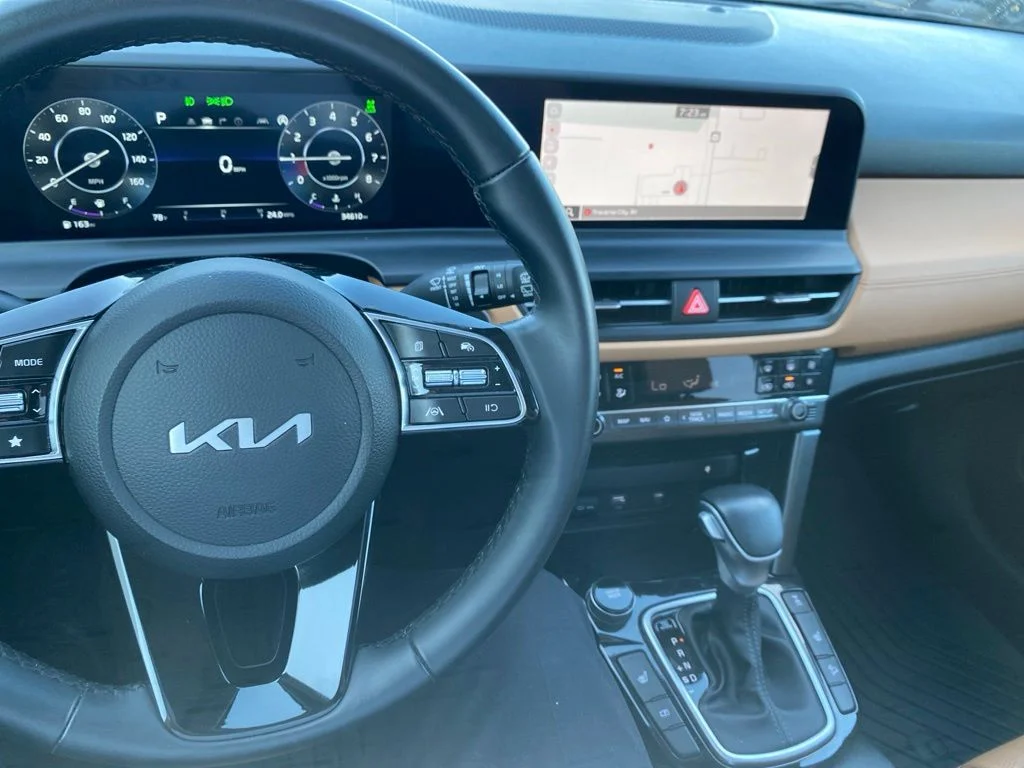 Used 2024 Snow White Pearl Kia EX image 29
