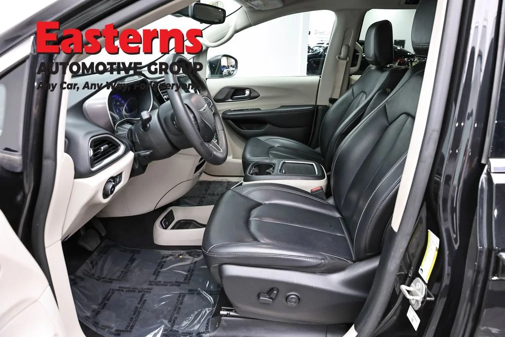 Used 2023 Black Chrysler Touring L image 13