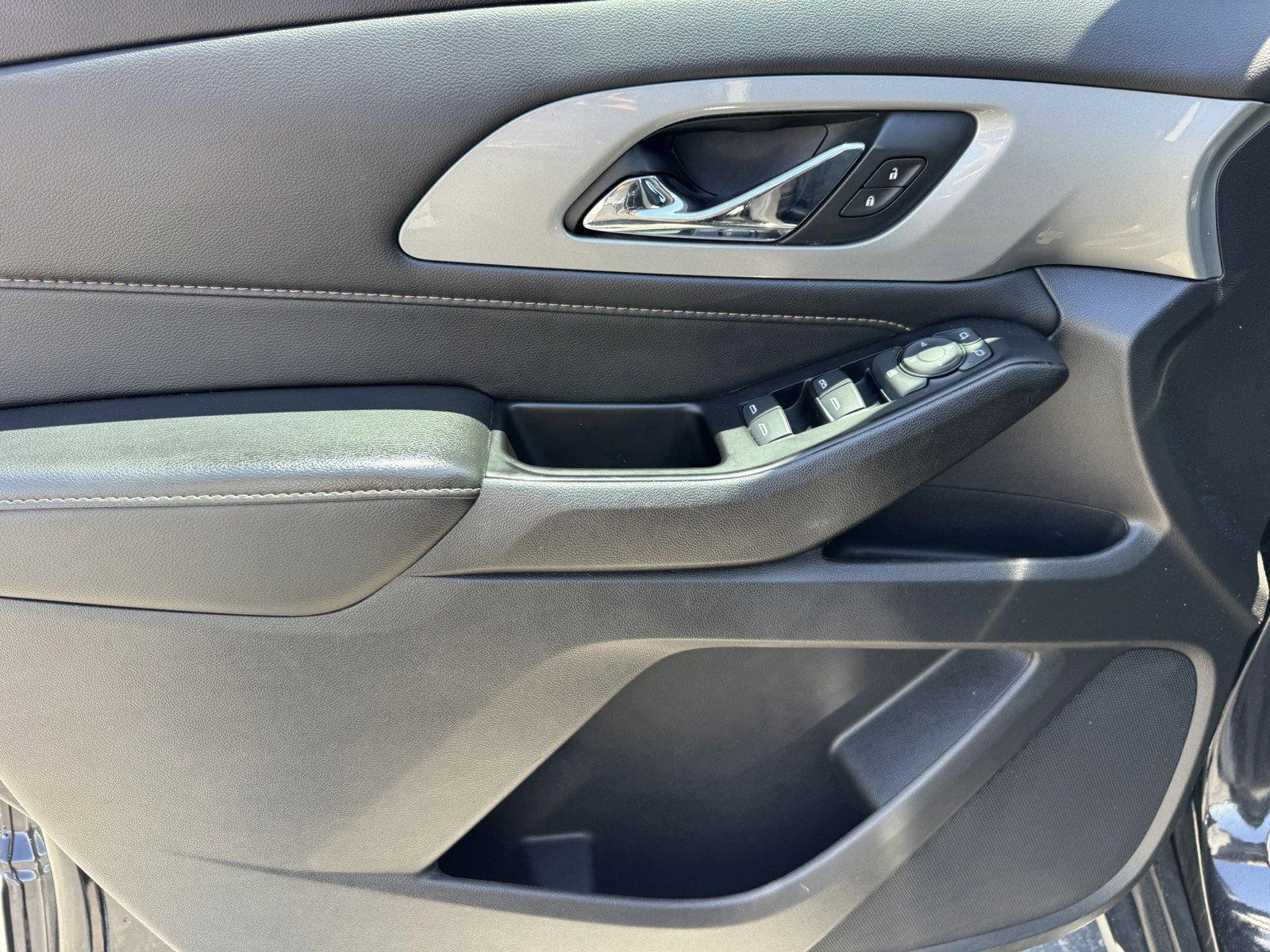 Used 2020 Mosaic Black Metallic Chevrolet LT Cloth image 17