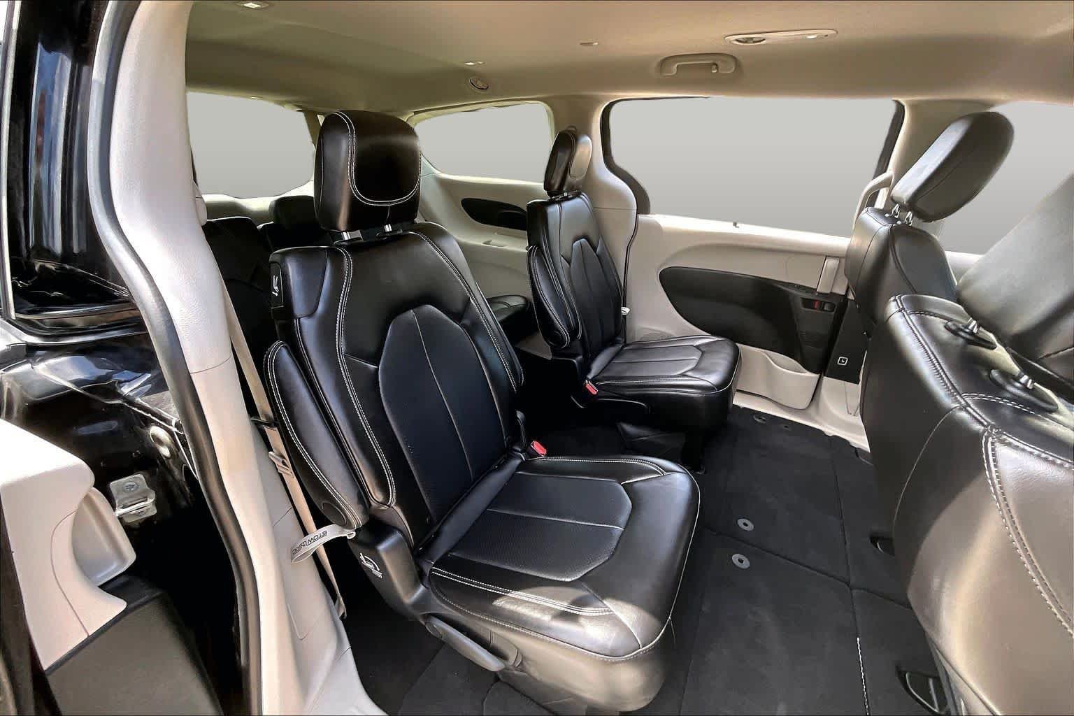 Used 2024 Diamond Black Crystal Pearlcoat Chrysler Touring L image 19