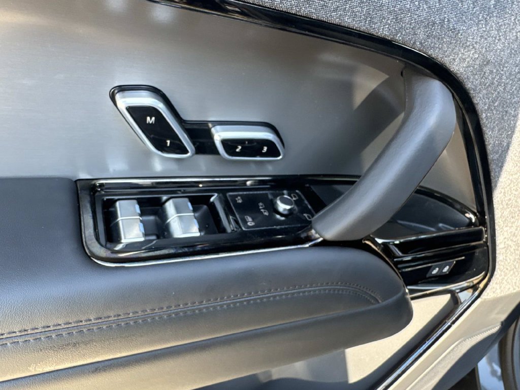 New 2027 Carpathian Grey Land Rover SE image 12