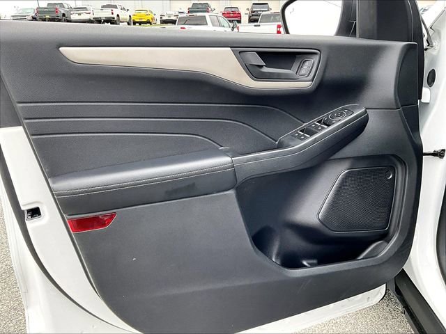 Used 2022 Oxford White Ford SE image 9