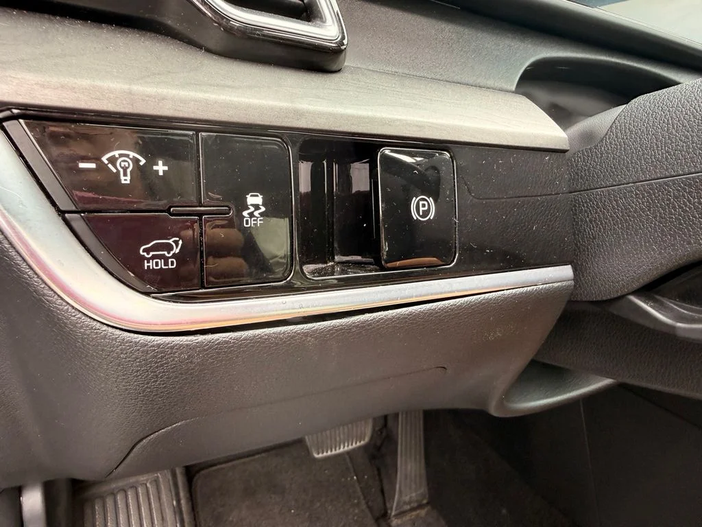 Used 2024 Glacial White Pearl Kia X-Line image 25