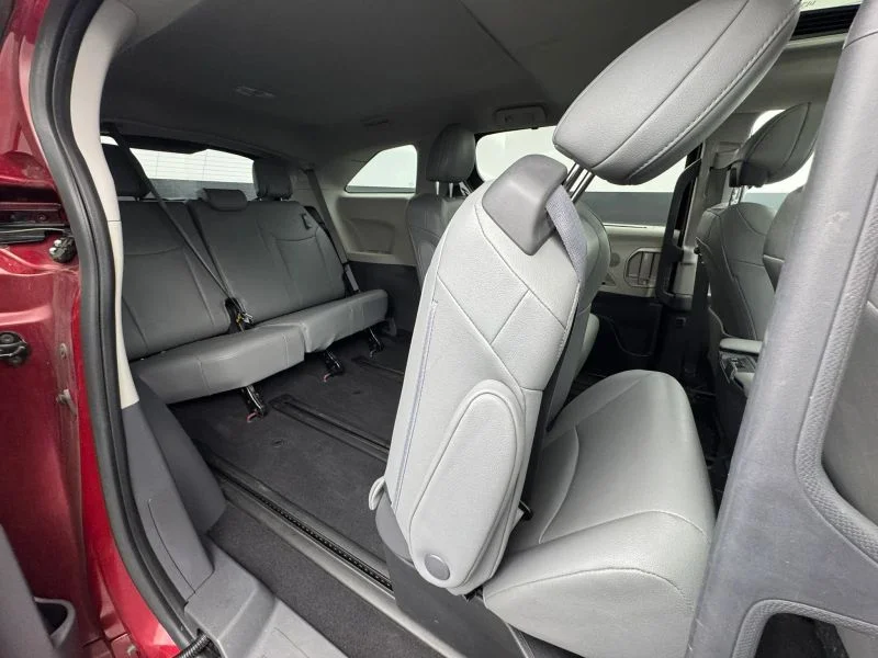 Used 2023  Toyota XLE Minivan 4D image 40