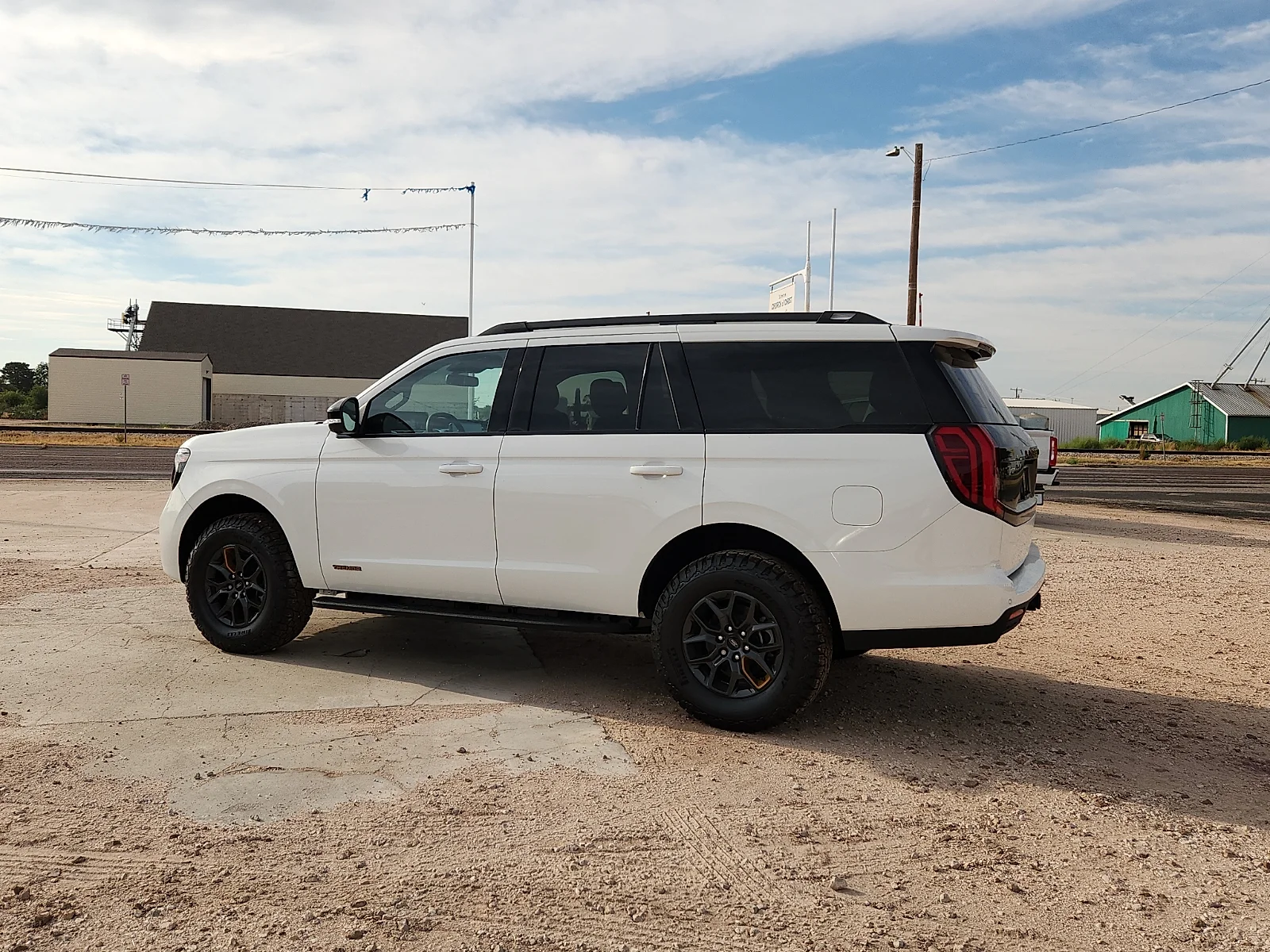 New 2027 Star White Metallic Tri-Coat Ford Tremor image 4