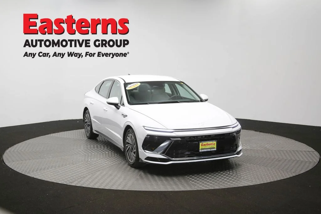 Used 2025 White Hyundai SEL image 50