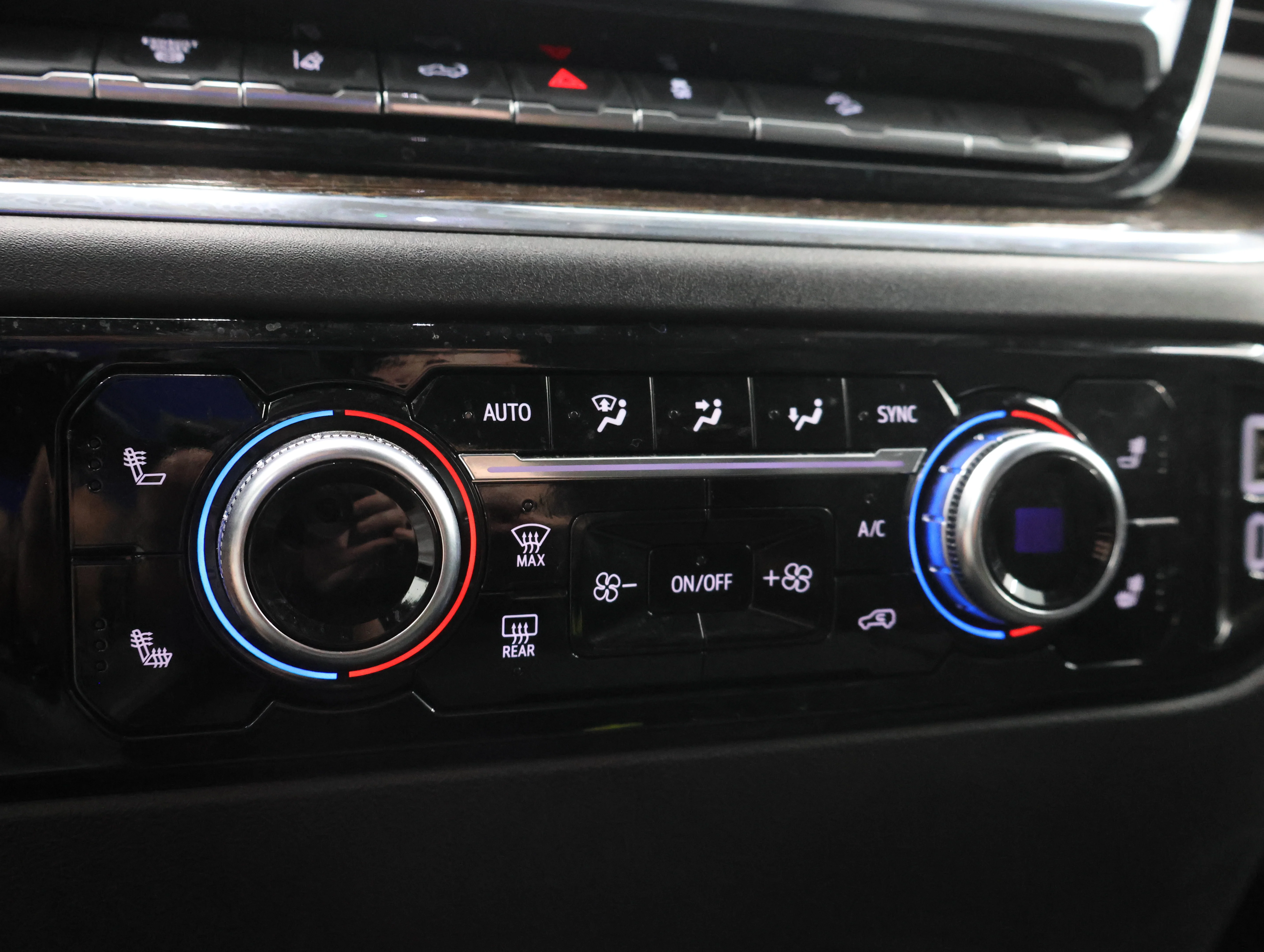 Used 2025 Summit White GMC SLE image 47