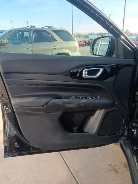 New 2026 Diamond Black Crystal Pearl-Coat Exterior Paint Jeep Latitude image 9