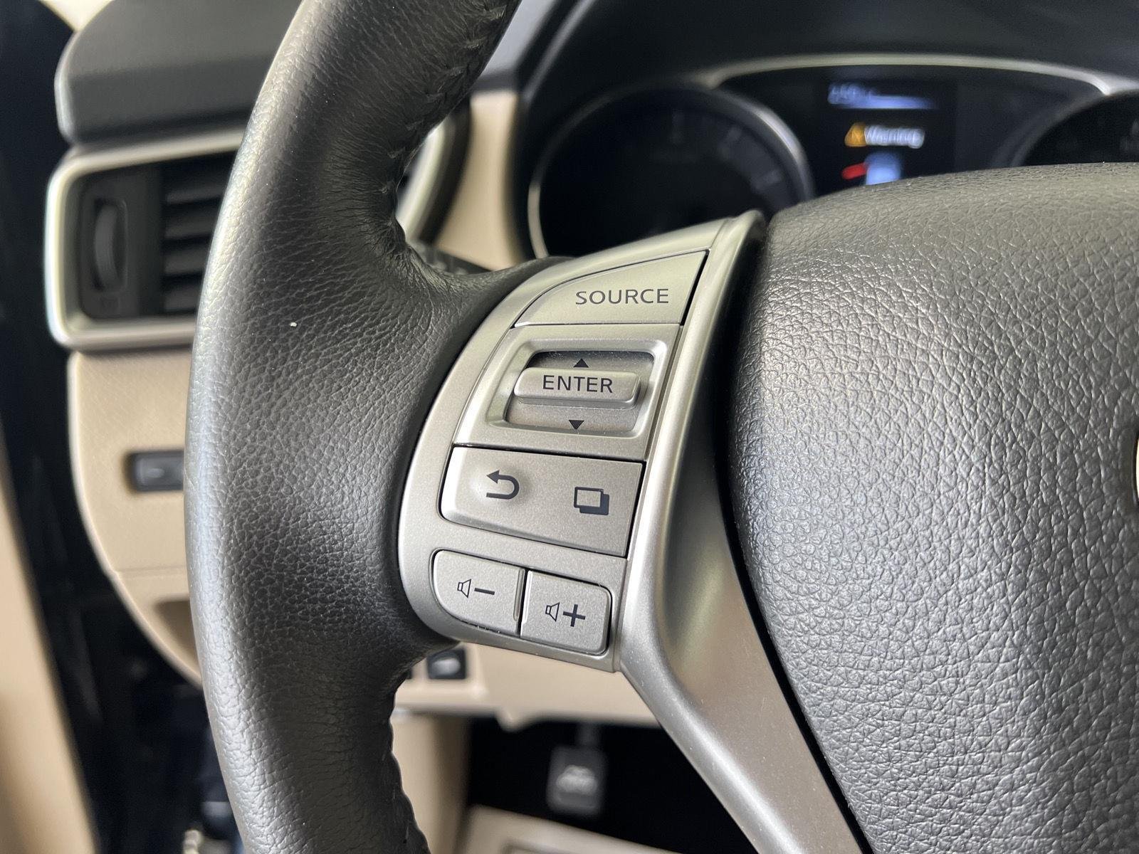 Used 2016 Arctic Blue Metallic Nissan SL image 11