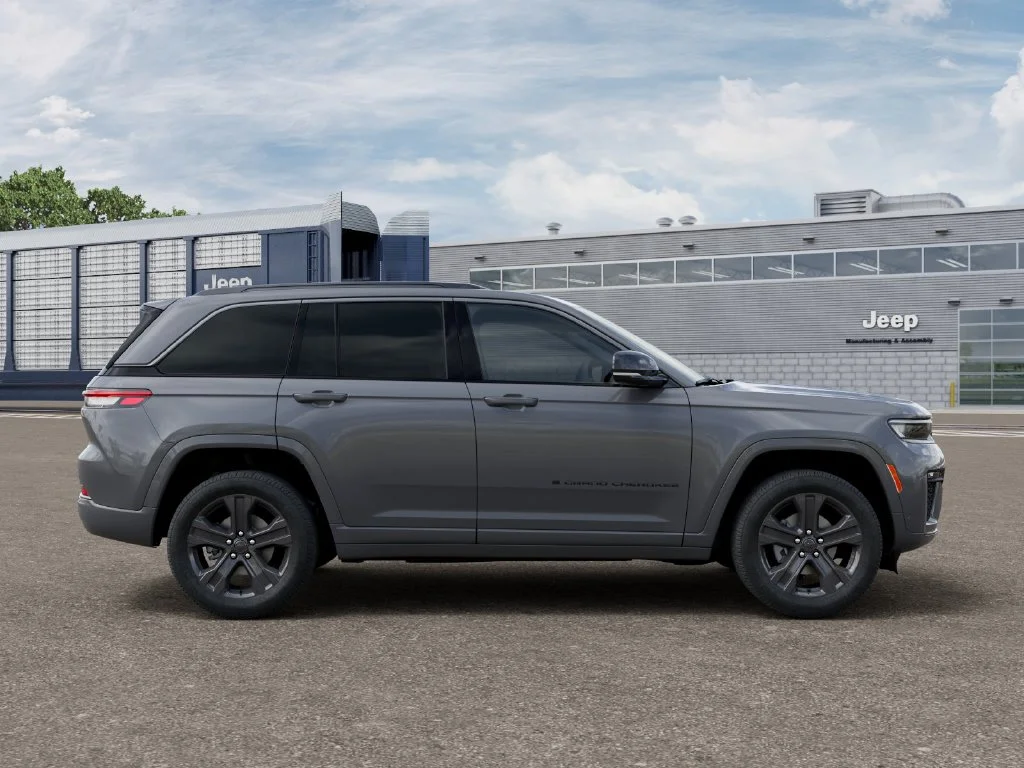 New 2027 Sting-Gray Clear-Coat Paint Jeep Limited Reserve image 21