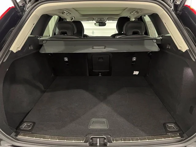 Used 2024 Onyx Black Volvo Plus image 22