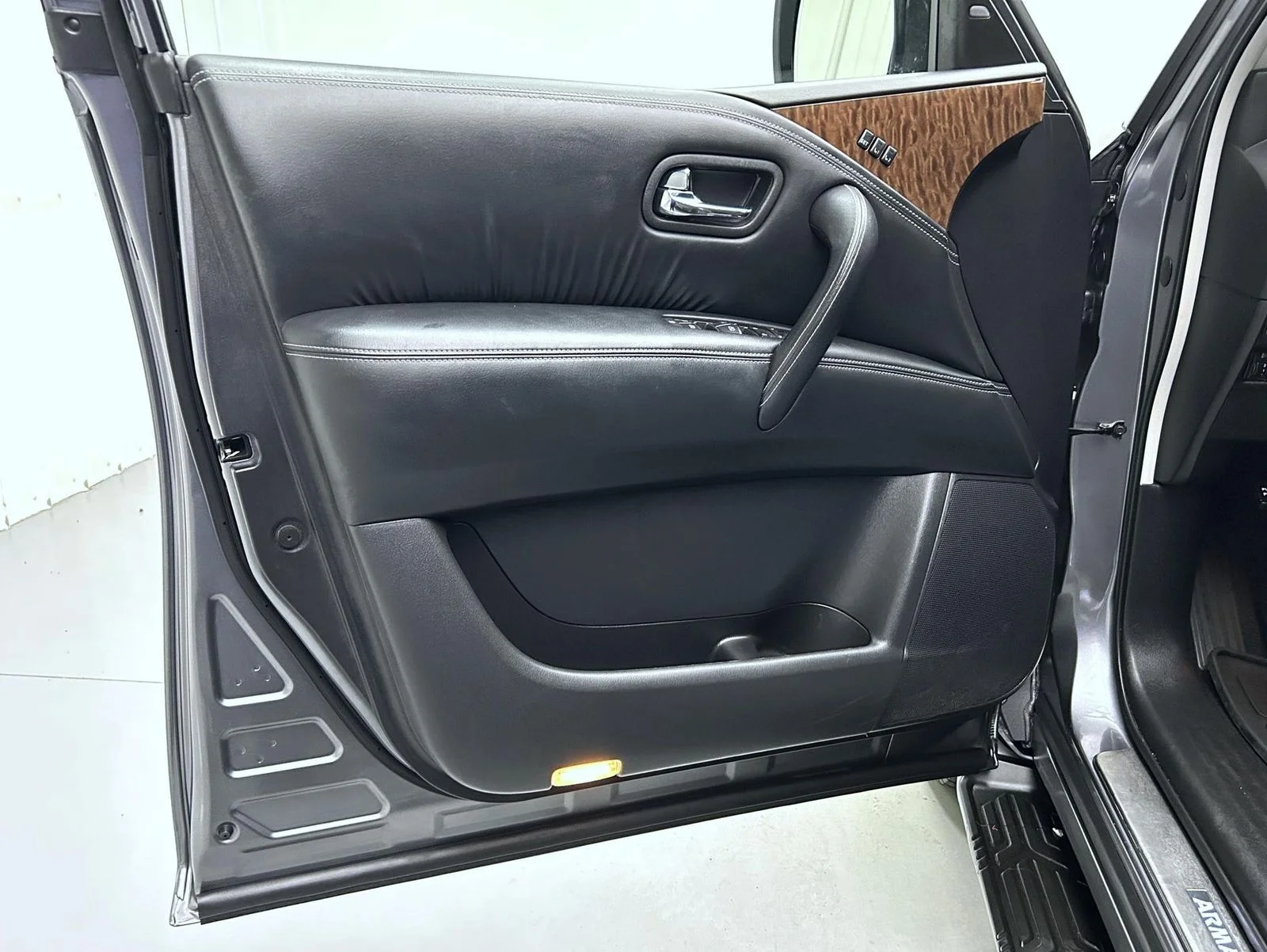 Used 2019 Gray Nissan Platinum image 9