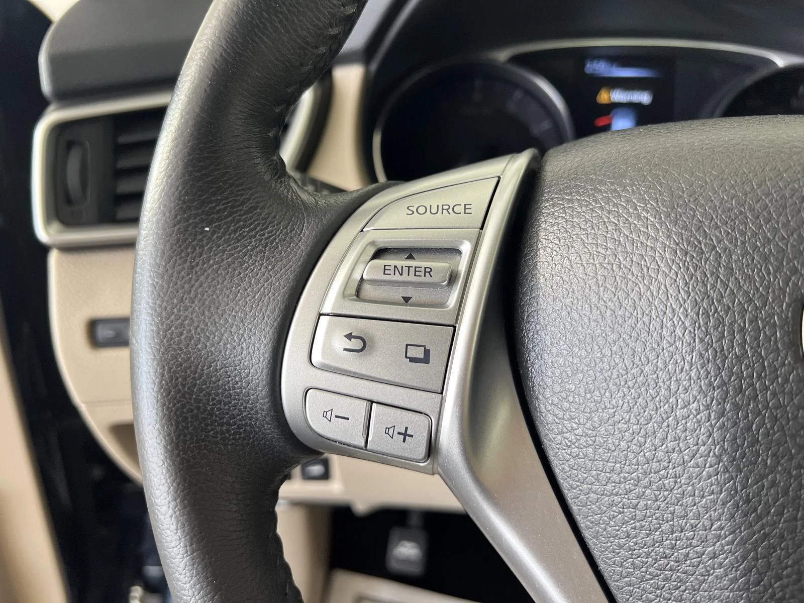 Used 2016  Nissan SL image 11