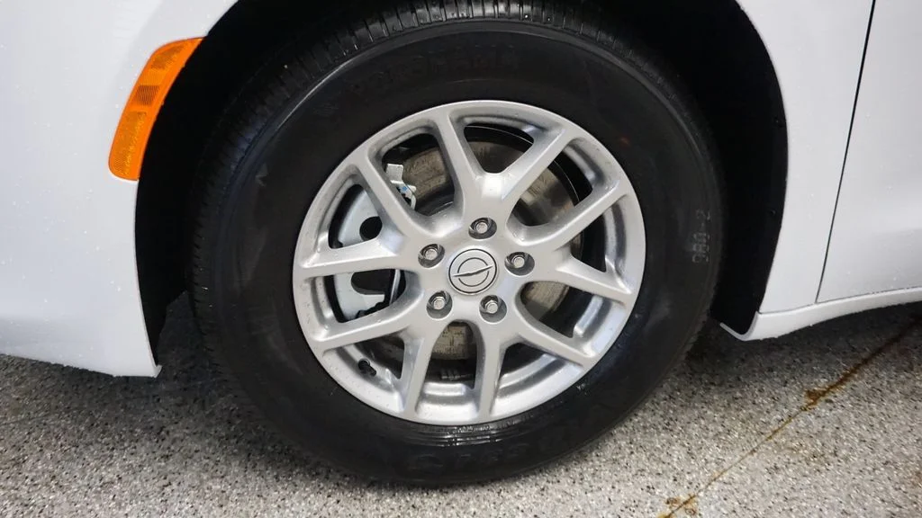 New 2026 Bright White Clear-Coat Exterior Paint Chrysler LX image 18