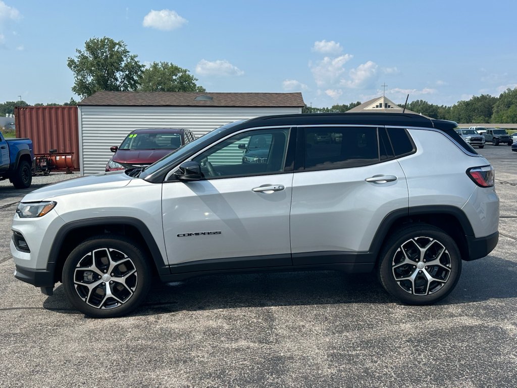 Used 2024 Silver Zynith Metallic Clearcoat Jeep Limited image 2