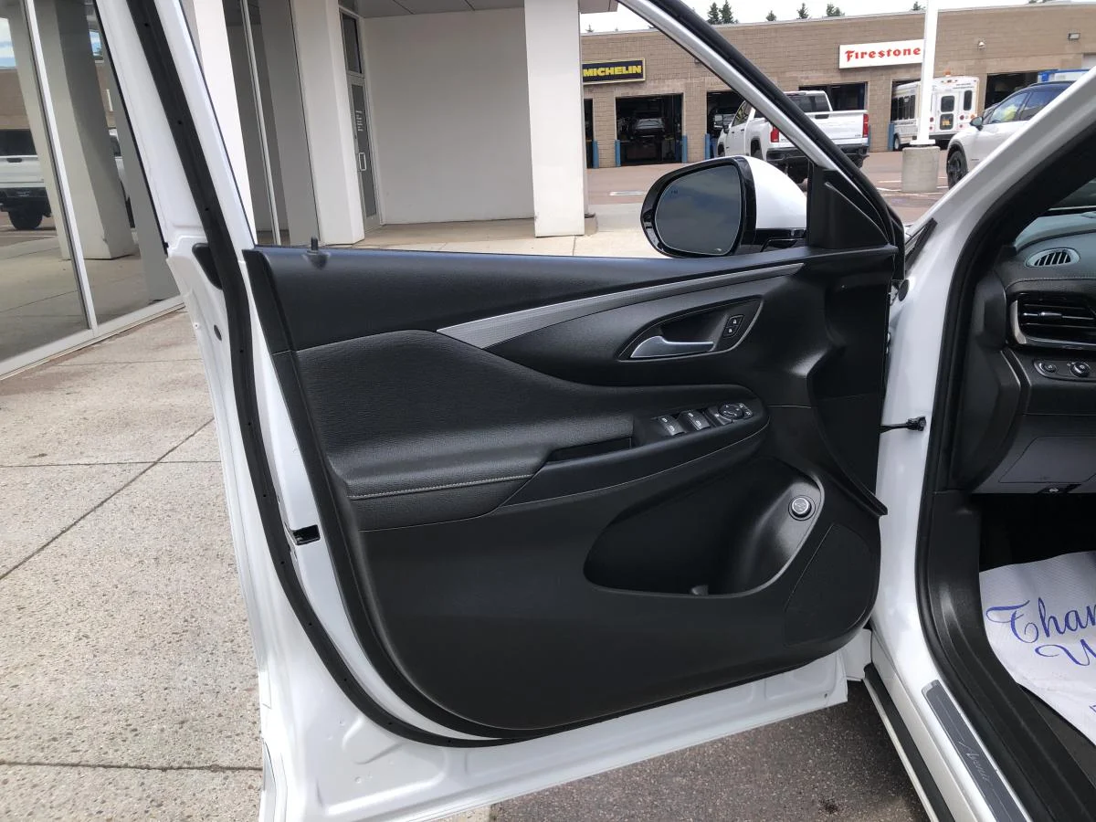 Used 2024 White Buick FWD 4dr Avenir image 10