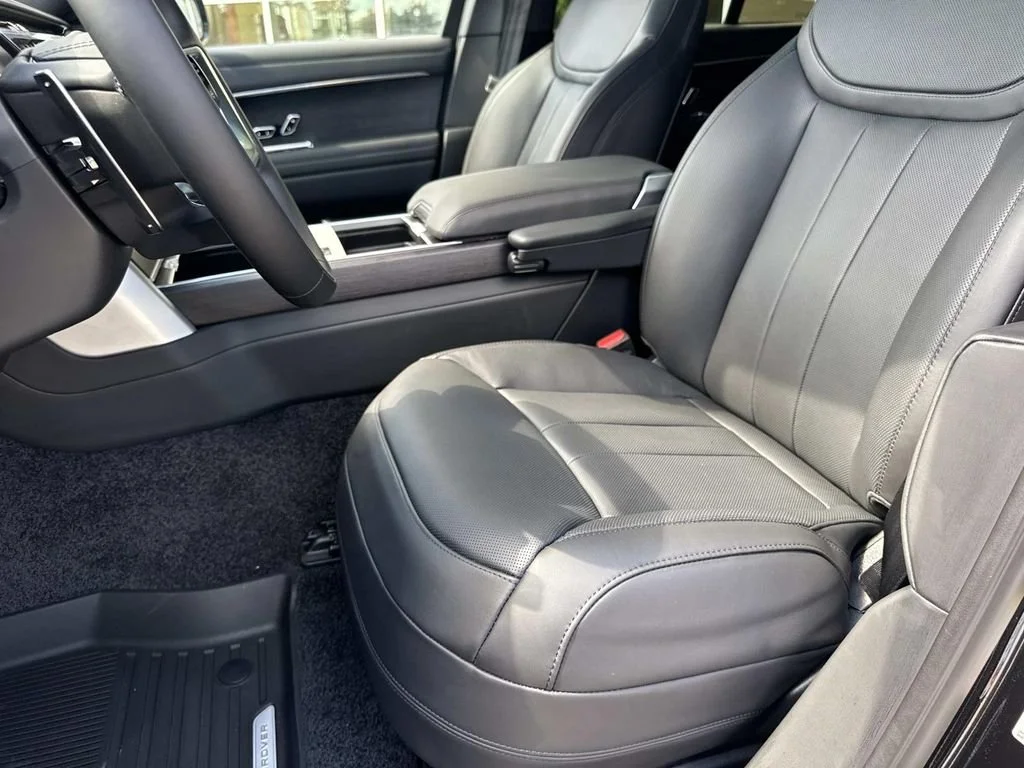 New 2026 Santorini Black LAND ROVER SE image 10