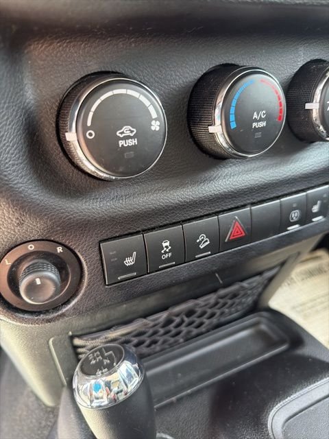 Used 2013 White Jeep Sahara image 18