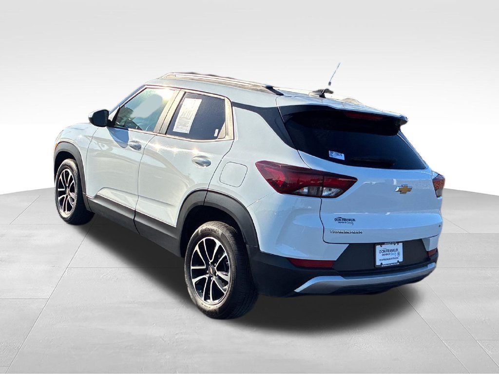 Used 2025 White Chevrolet LT image 3