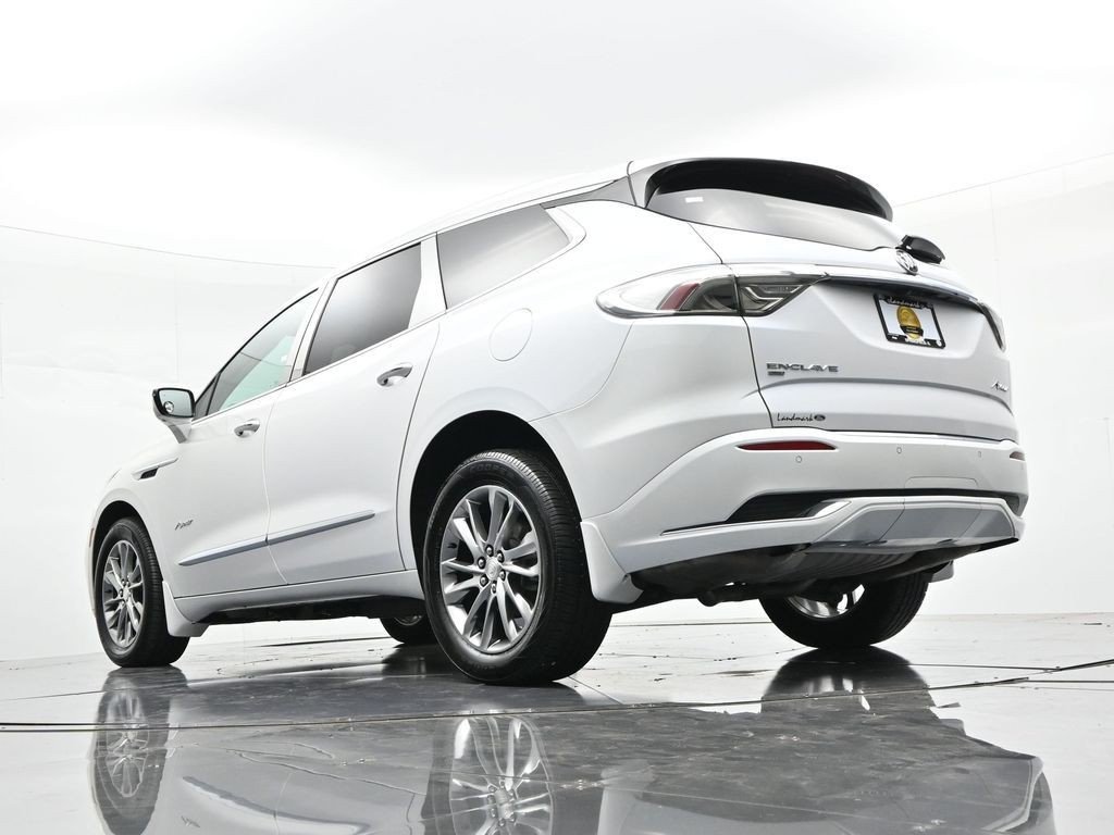 Used 2022 White Frost Buick AWD 4dr Avenir image 22