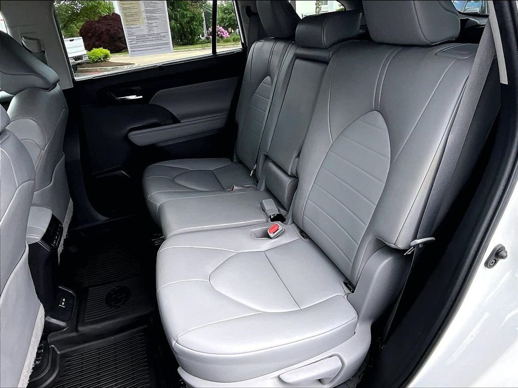 Used 2022 Beige Toyota XLE image 15
