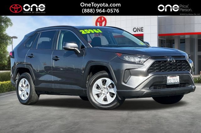 2020 Toyota RAV4 LE FWD's photo
