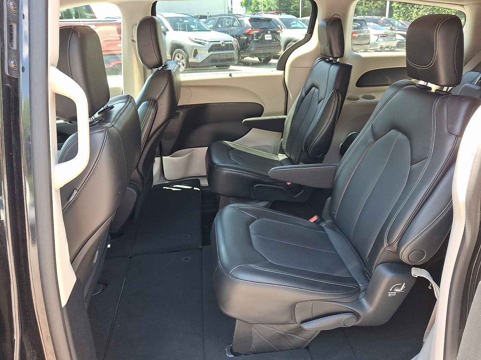Used 2023 Brilliant Black Crystal Pearlcoat Chrysler Touring L image 10