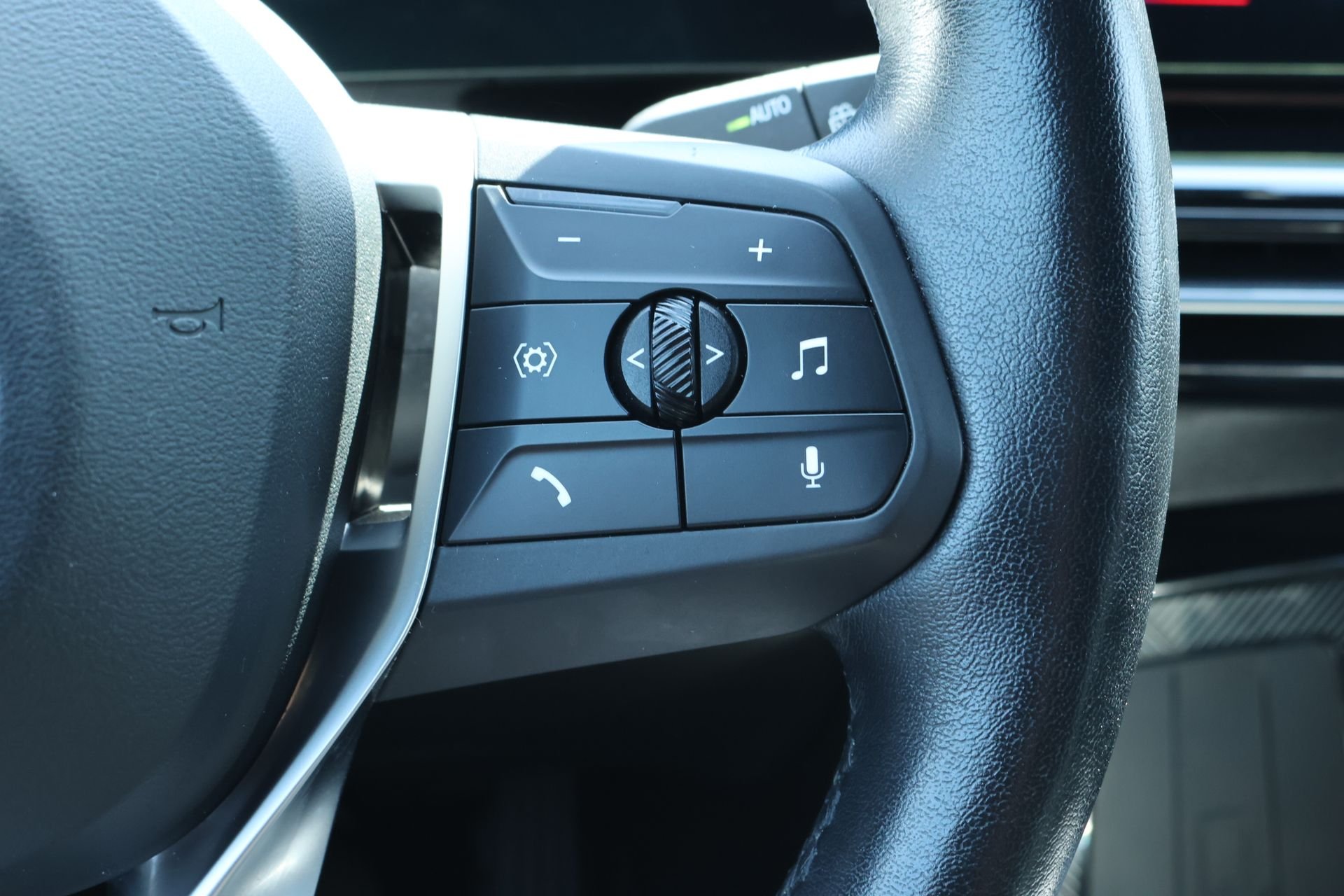 Used 2025 Black BMW xDrive28i image 10