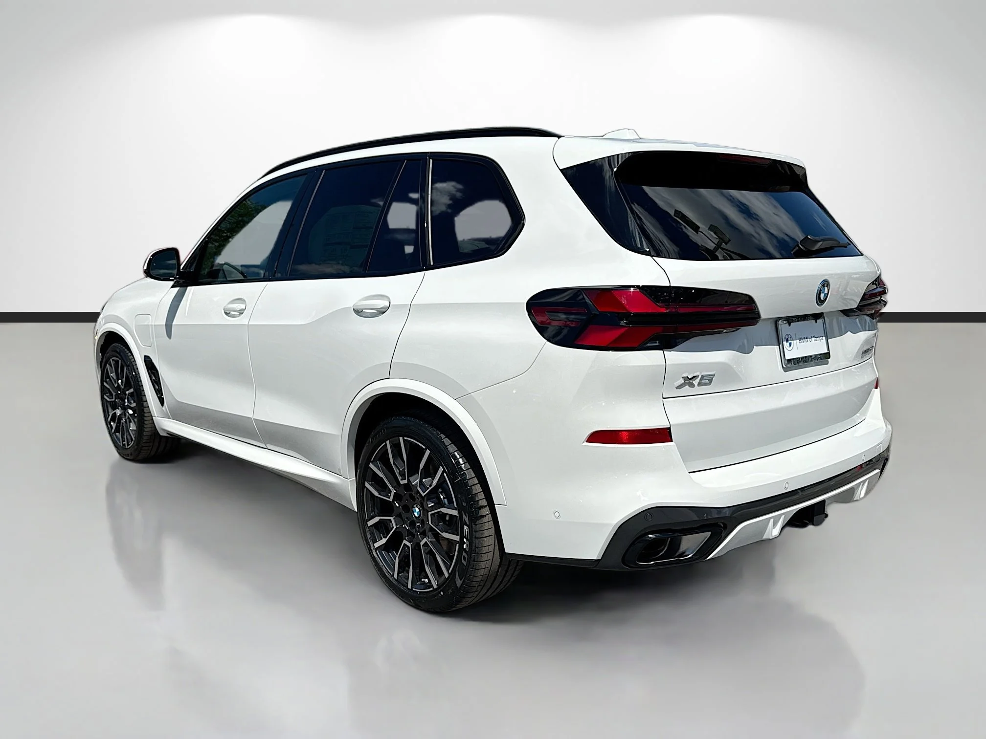 New 2026 Alpine White BMW xDrive50e image 5