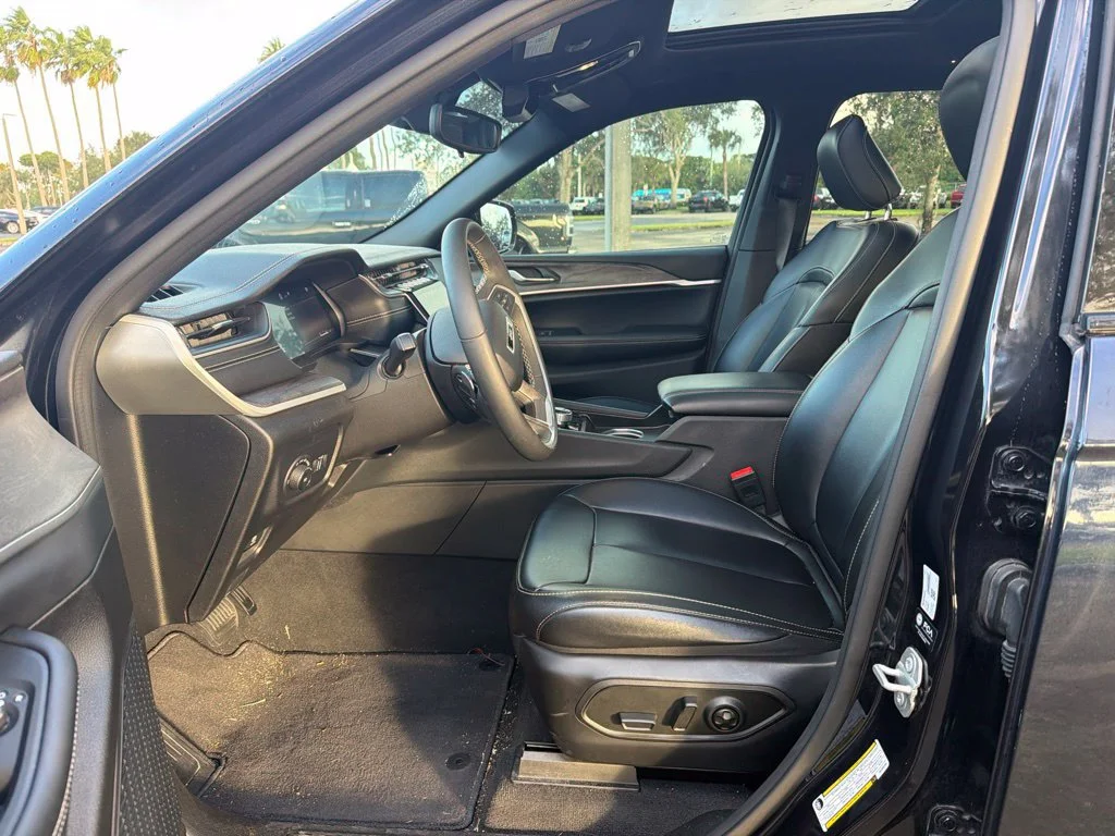 Used 2024 Midnight Sky Jeep Limited image 10