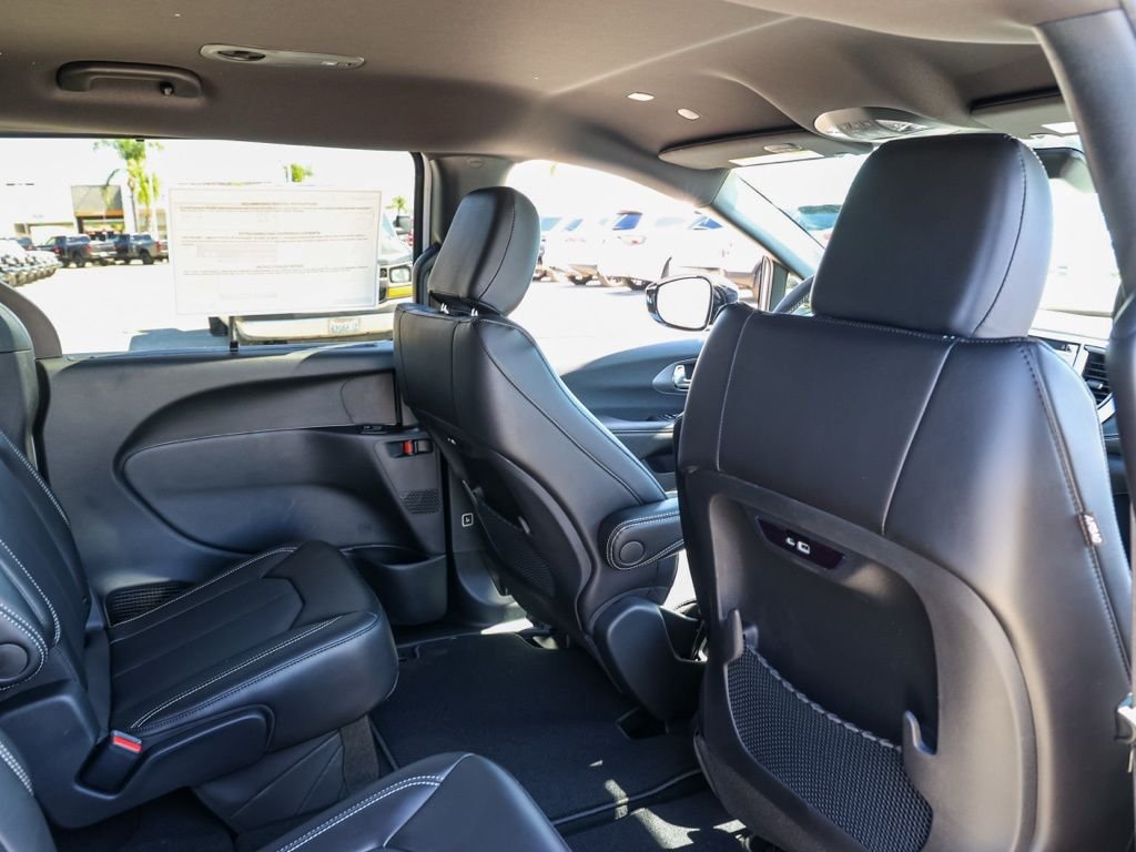 New 2026 Bright White Clear-Coat Exterior Paint Chrysler Select image 17