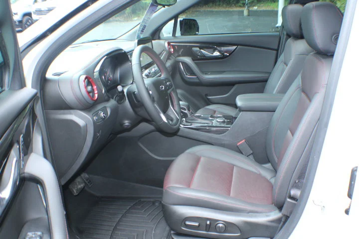 Used 2023 Iridescent Pearl Tricoat Chevrolet RS image 15