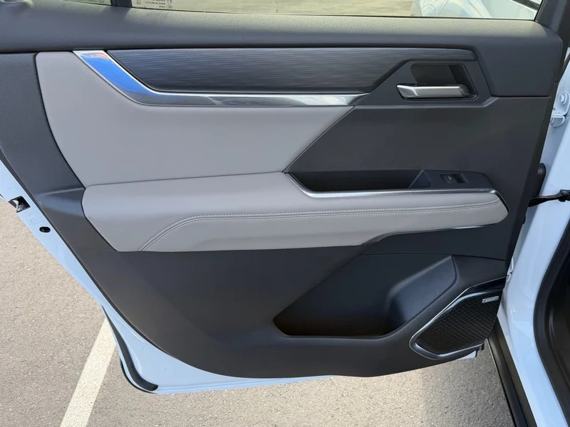 New 2027 Summit White GMC Elevation image 17