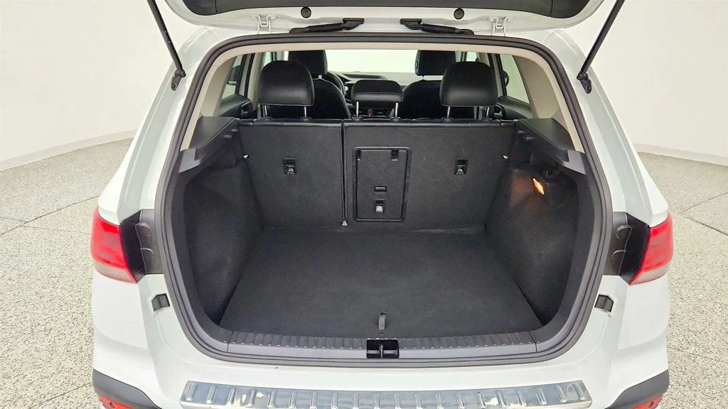 Used 2022 Pure White Volkswagen SEL 4MOTION w/ Power Panoramic Sunroof image 23