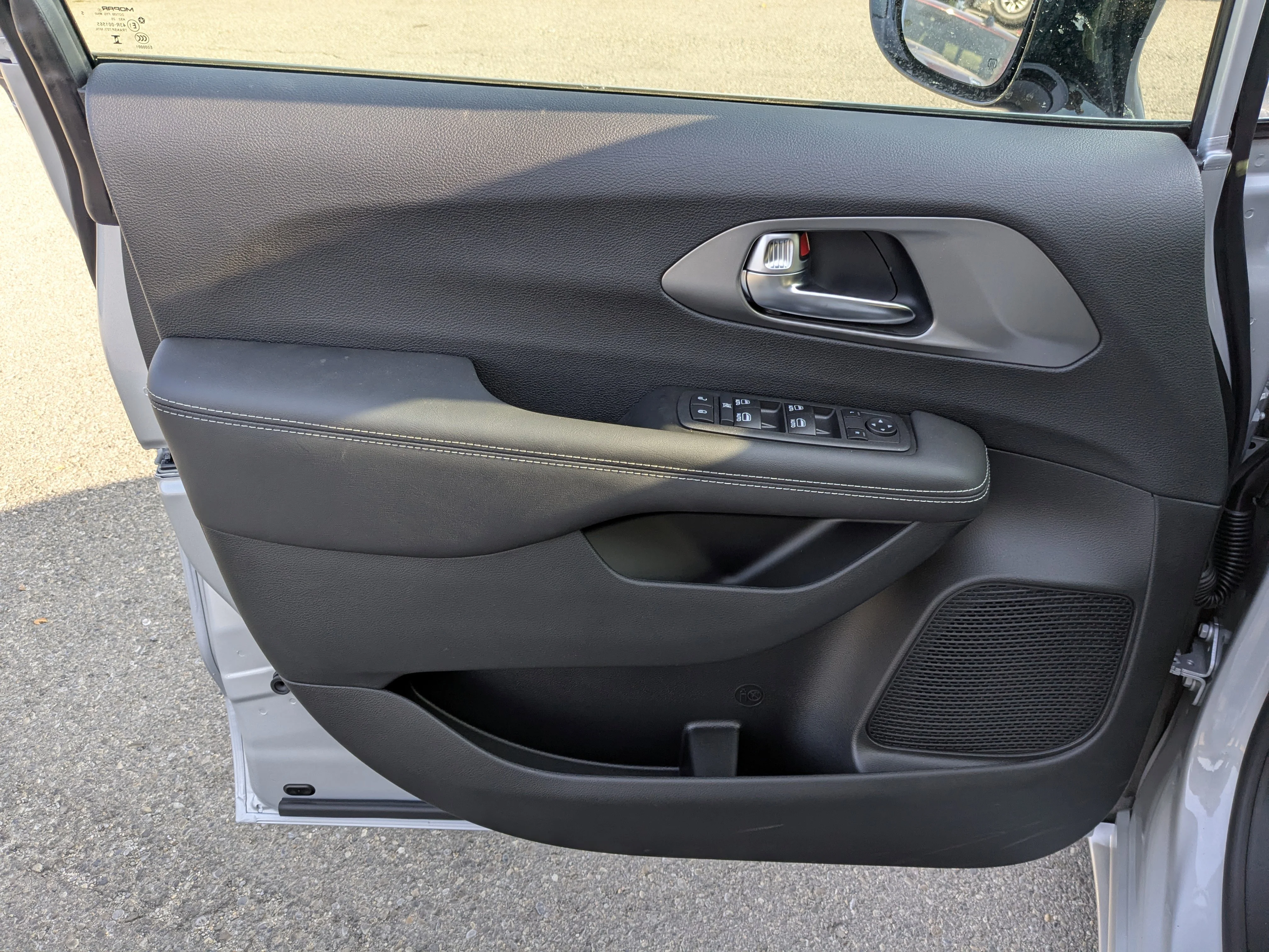 New 2026 Silver Chrysler SXT - Power Liftgate - Power Sliding Doors - Leather - Remote Starter & Tons More! image 12