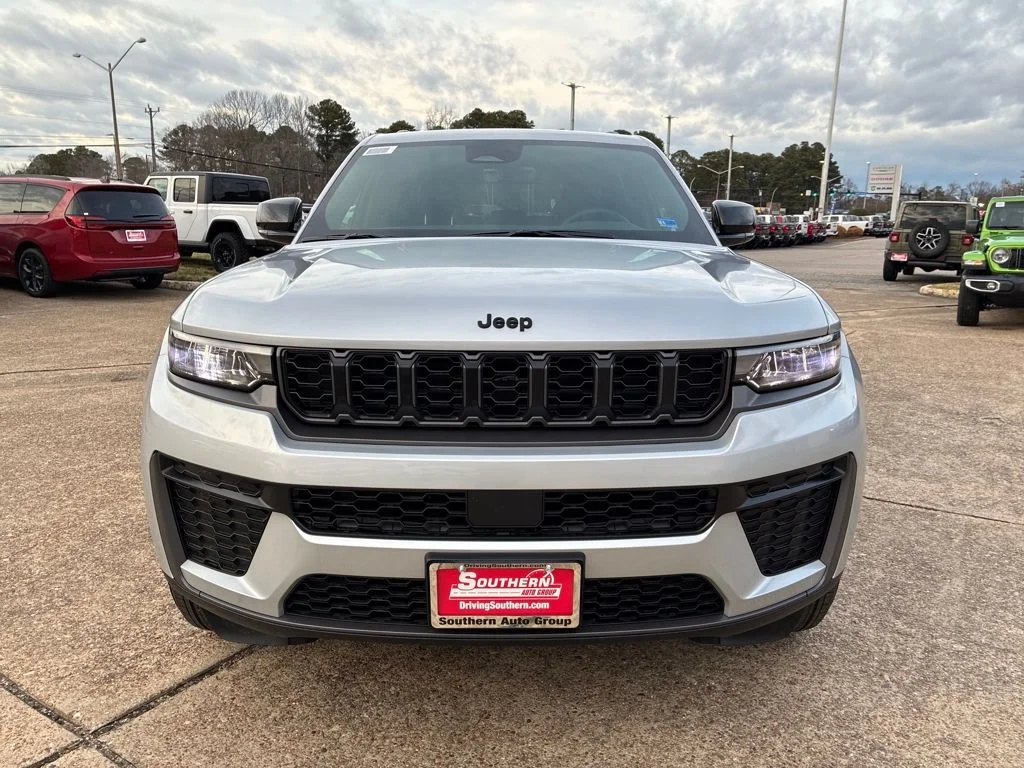 New 2026 Silver Zynith Exterior Paint Jeep Altitude image 9
