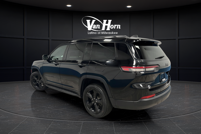 Used 2024 Diamond Black Crystal Pearlcoat Jeep Limited image 5