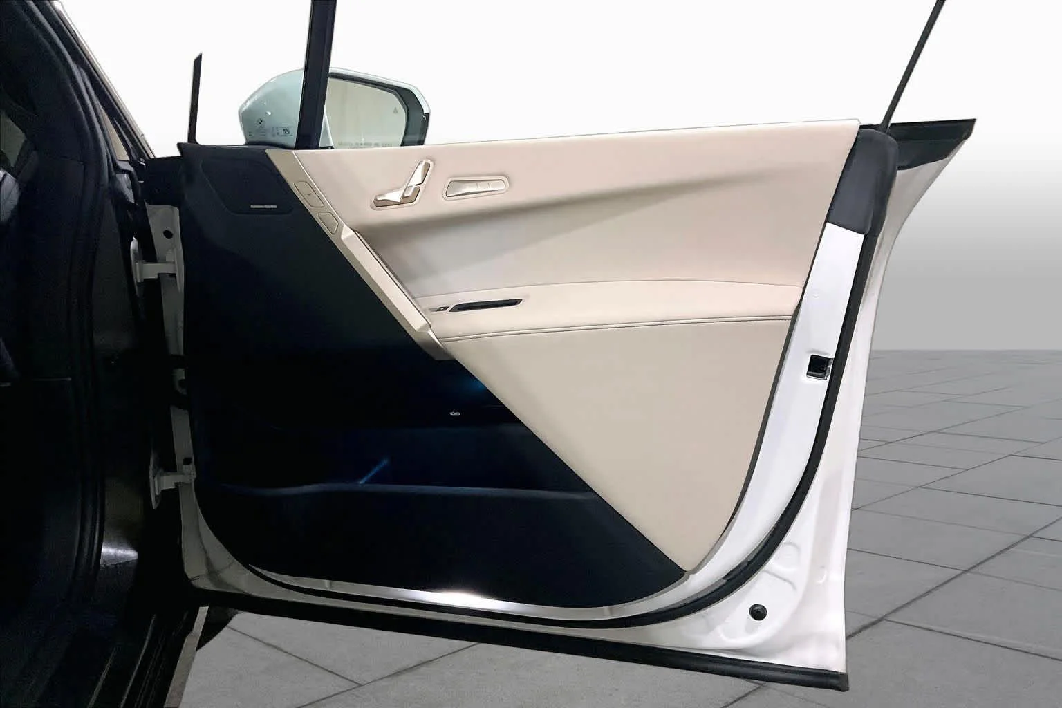 Used 2024 Mineral White Metallic BMW xDrive50 image 22