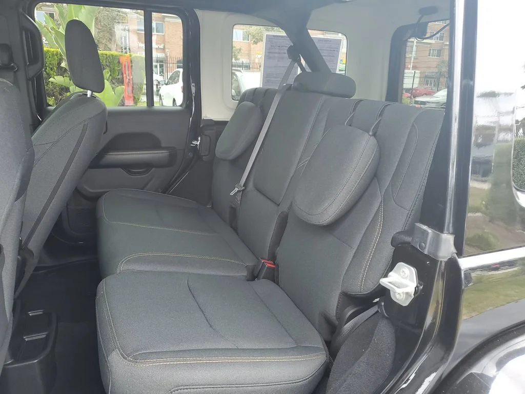 Used 2024  Jeep Sahara image 14