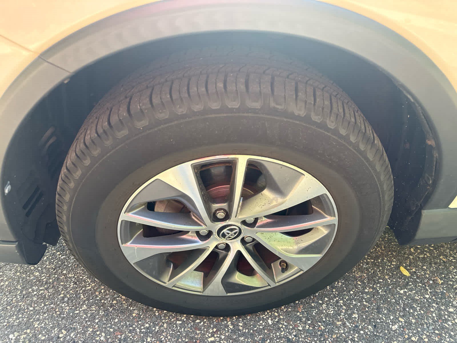 Used 2018 Super White Toyota Hybrid XLE image 4