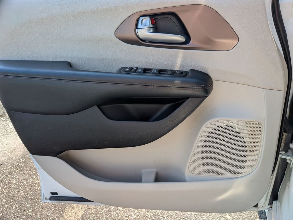 Used 2017 White Chrysler Touring image 33