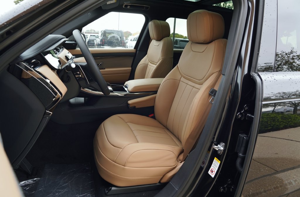 New 2027 Santorini Black Land Rover SE image 12