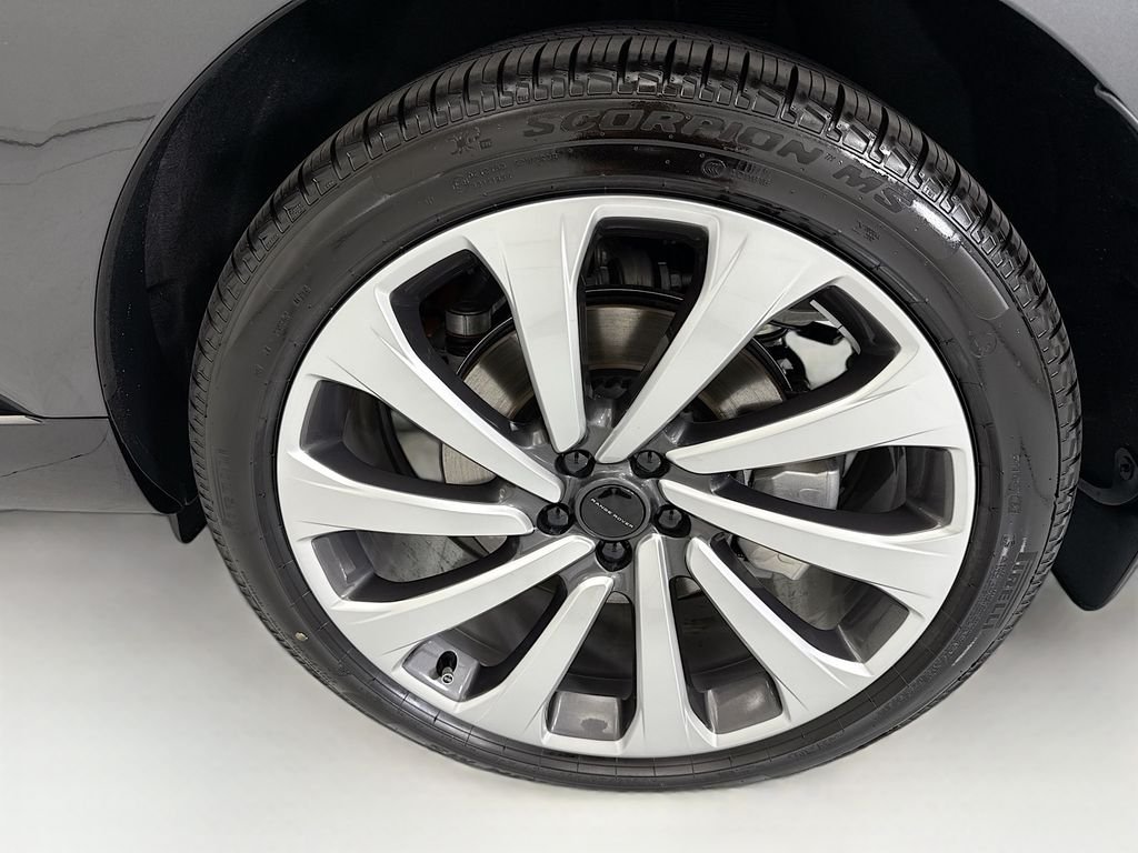 New 2026 Carpathian Gray Premium Metallic Land Rover SE image 30