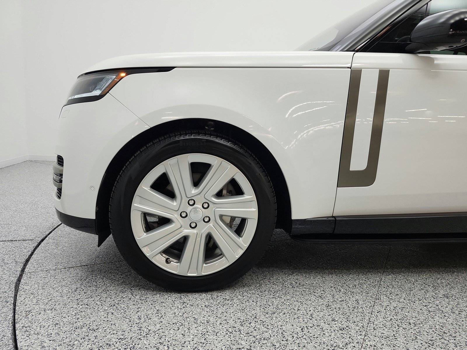 Used 2023 Fuji White Land Rover P400 SE SWB image 22