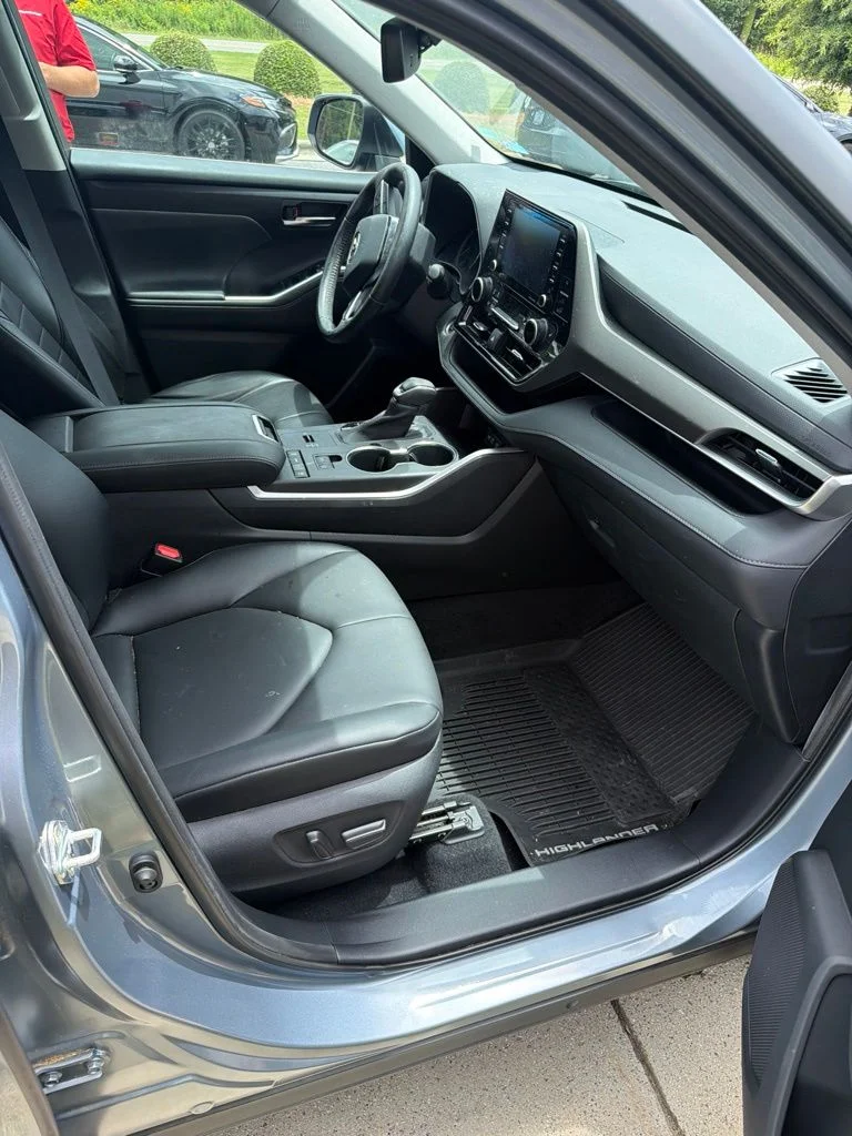 Used 2020  Toyota XLE image 4