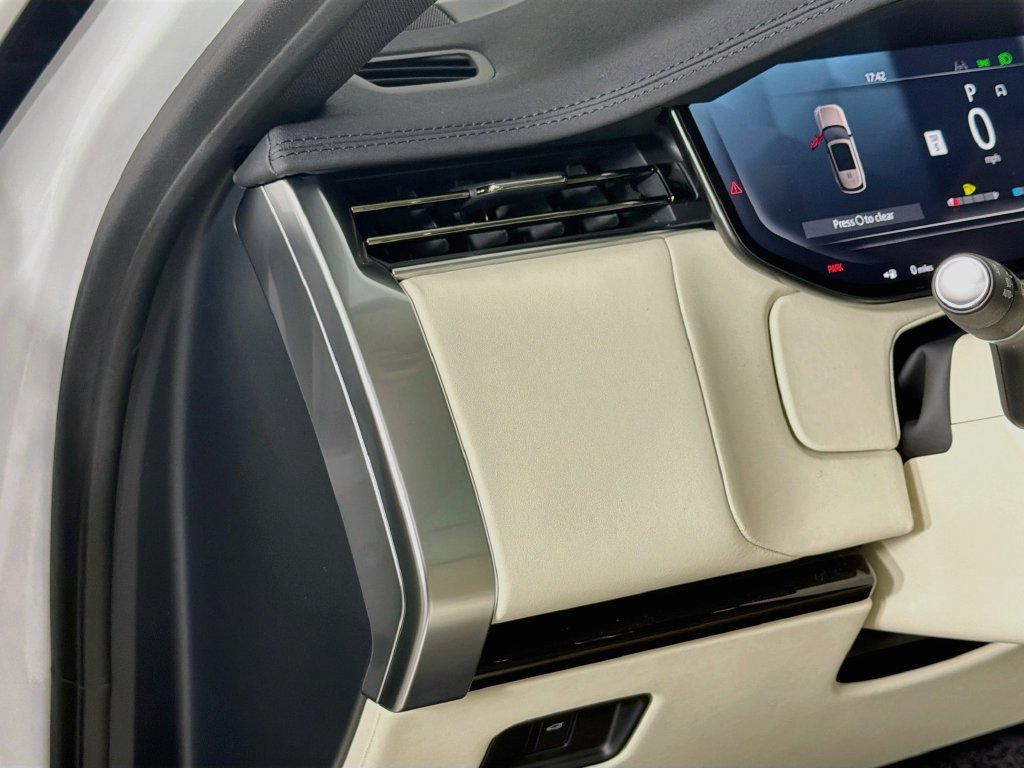 New 2027 Fuji White Land Rover SE image 10